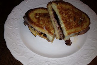 Сэндвич с ростбифом, сыром и луком с колой