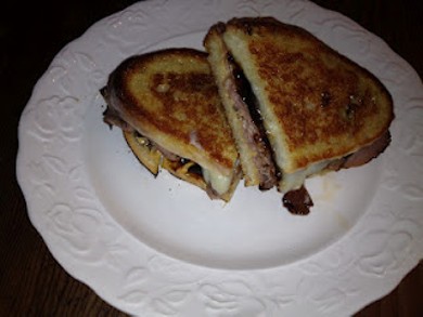 Рецепт Сэндвич с ростбифом, сыром и луком с колой