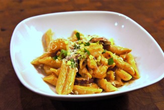 Паста с соусом из копченой колбасы и креветок