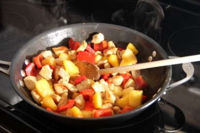 Пряная, сладкая курочка с ананасом - приготовление