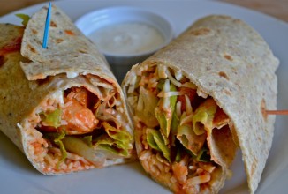 Куриное Буффало, завернутое в лепешку