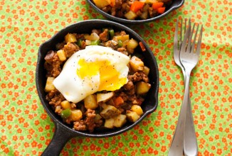 Ковбойский завтрак - овощи с колбасой и яйцами