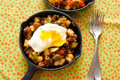 Рецепт Ковбойский завтрак - овощи с колбасой и яйцами