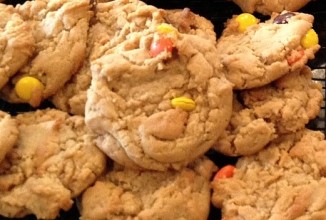 Печенье с арахисовым маслом и цветными конфетами Рис