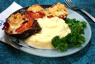 Баклажаны, запеченные с колбасой и сыром