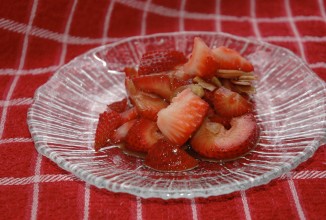 Сладкая клубника с миндалем