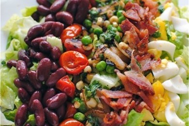 Салат с беконом, фасолью и овощами - приготовление