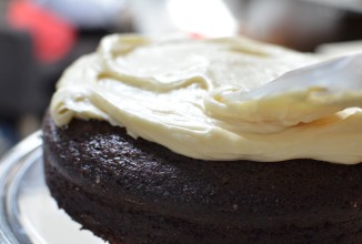 Шоколадный пирог с портером и сливочной глазурью