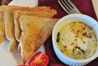 Запеченные яйца с беконом и шпинатом