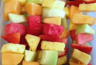 Фрукты на шпажках