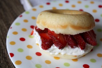 Пончики с клубникой и сливками