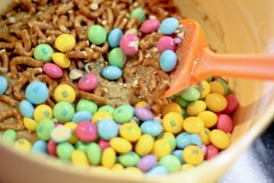 Пирожные с крендельками и белым шоколадом - приготовление