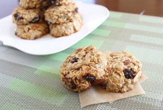 Кокосовое печенье с вишней и миндалем