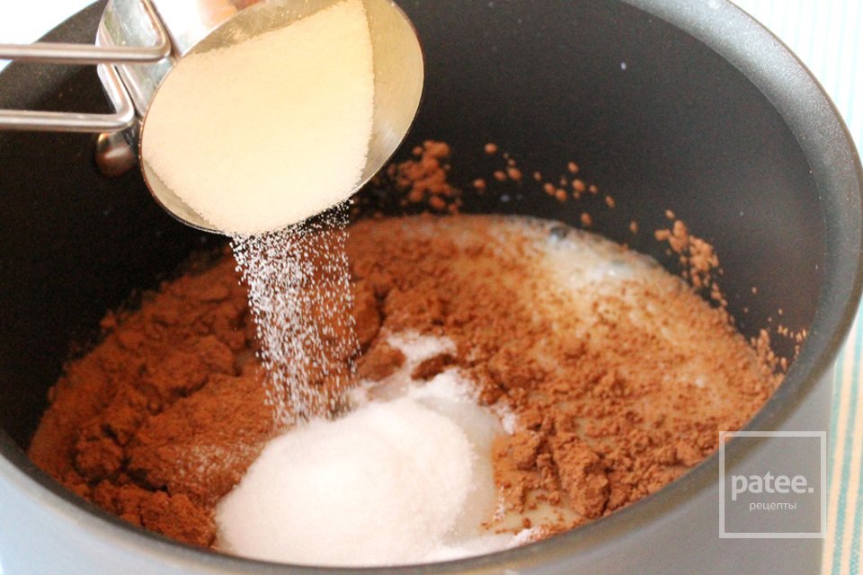 Что можно сделать из сахара и молока. Смешивание и измельчение ингредиентов шоколада. Какао и молоко перемешать. Какао смешивают с сахаром. В это добавляют молоко.