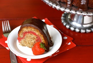 Банановый торт с клубничной начинкой