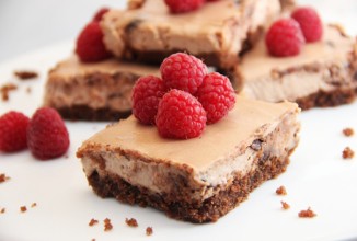 Шоколадный чизкейк с малиной