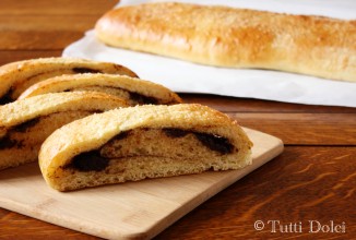 Рулет с шоколадно-сливочной начинкой