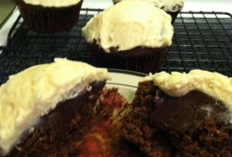 Ирландские кексы с начинкой и сливочной глазурью