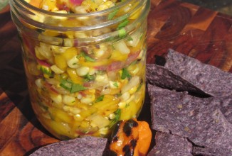 Сальса с овощами и фруктами, обжаренными на гриле