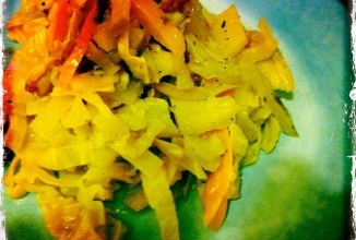 Тушёная капуста с беконом, яблоками и фенхелем