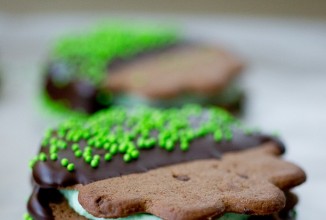 Печенье-сэндвичи в шоколаде с мятной начинкой
