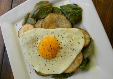 Рецепт Хрустящий картофель с яйцом и шпинатом