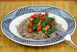 Лапша Соба со спаржей и арахисом