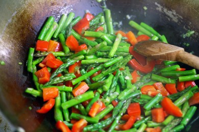 Лапша Соба со спаржей и арахисом - приготовление