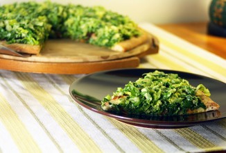 Пицца с беконом, латуком и томатами