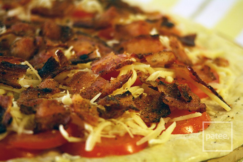 Пицца с беконом, латуком и томатами - Шаг 6