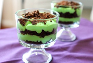 Десерт из шоколадного печенья с пудингом