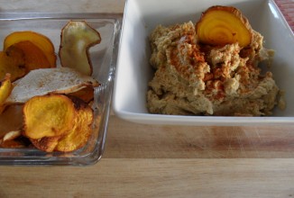 Чипсы из свеклы и репы с хумусом