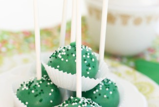 Глазированные конфеты из бисквитов на палочке