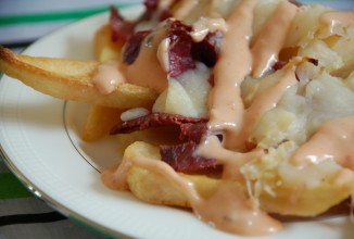 Картофель фри с говядиной и квашеной капустой