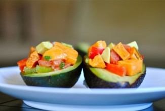 Картофельный салат с авокадо и овощами