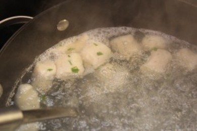 Сырные клецки с соусом Антипаста - приготовление