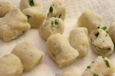 Сырные клецки с соусом Антипаста - приготовление