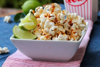 Попкорн с копченой паприкой и соком лайма