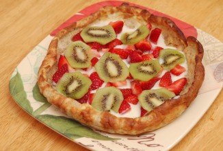 Пряный блин со свежими фруктами и лимонным кремом из йогурта