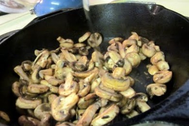 Свиные отбивные с грибами - приготовление