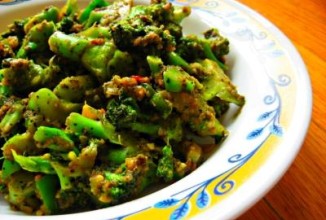 Жареные брокколи с болгарским перцем