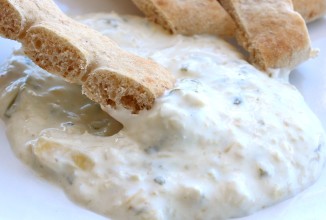 Подлива с йогуртом, шпинатом и артишоками