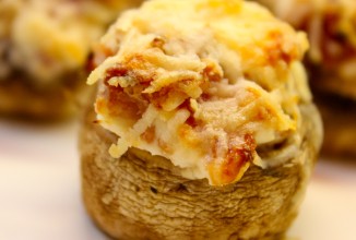 Грибы фаршированные беконом