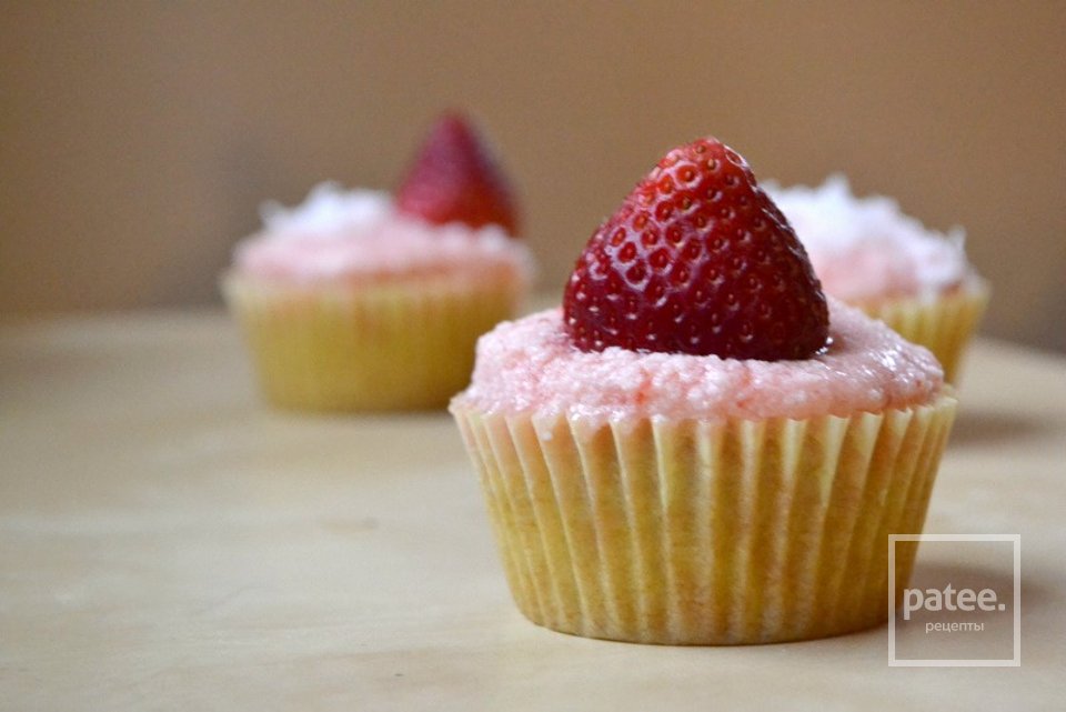 Кексы с шампанским и клубникой - Шаг 7