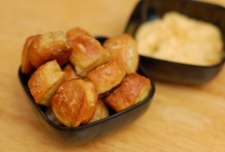 Крендельки с сырным соусом