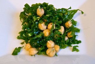 Салат с нутом и капустой кале