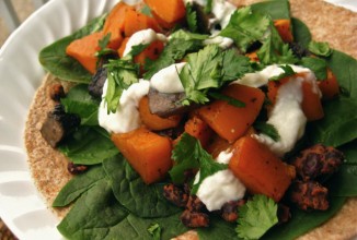 Маисовые лепешки с лимонным соком, шампиньонами, мускатной тыквой и черной фасолью