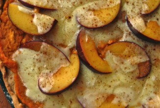 Сладкая картофельная пицца со сливами и сыром Бри