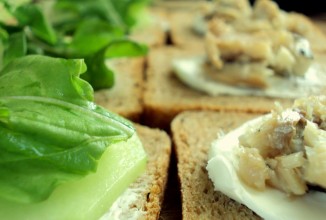 Сэндвичи с копченой сельдью и огурцом