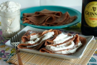 Шоколадные блины с взбитыми сливками